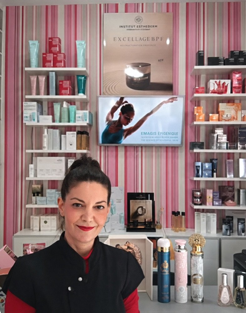 Profesional de Estética Mayte en el salón de Aspe, junto a la selección de cosmética profesional